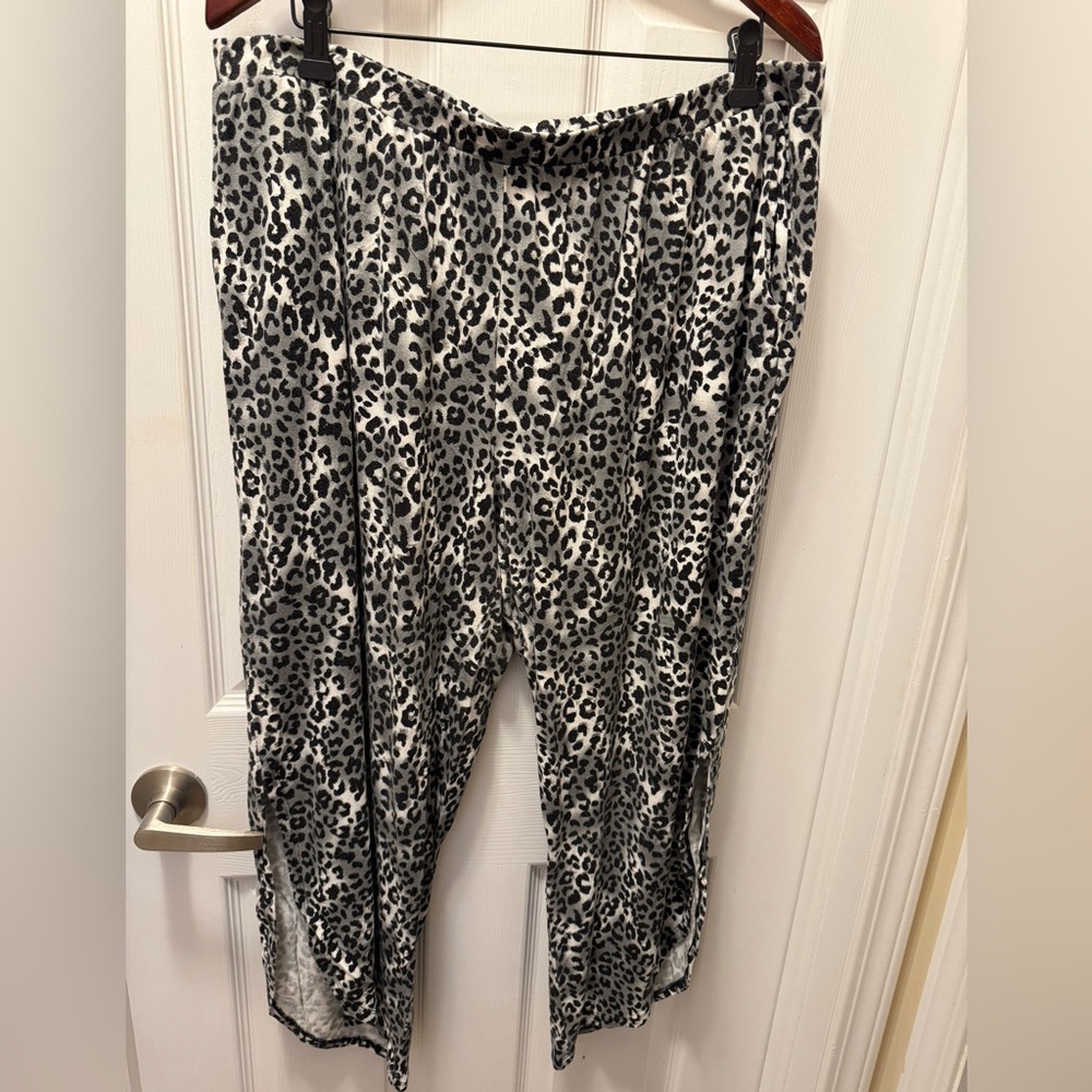 Stylish Leopard Print Women's Capris